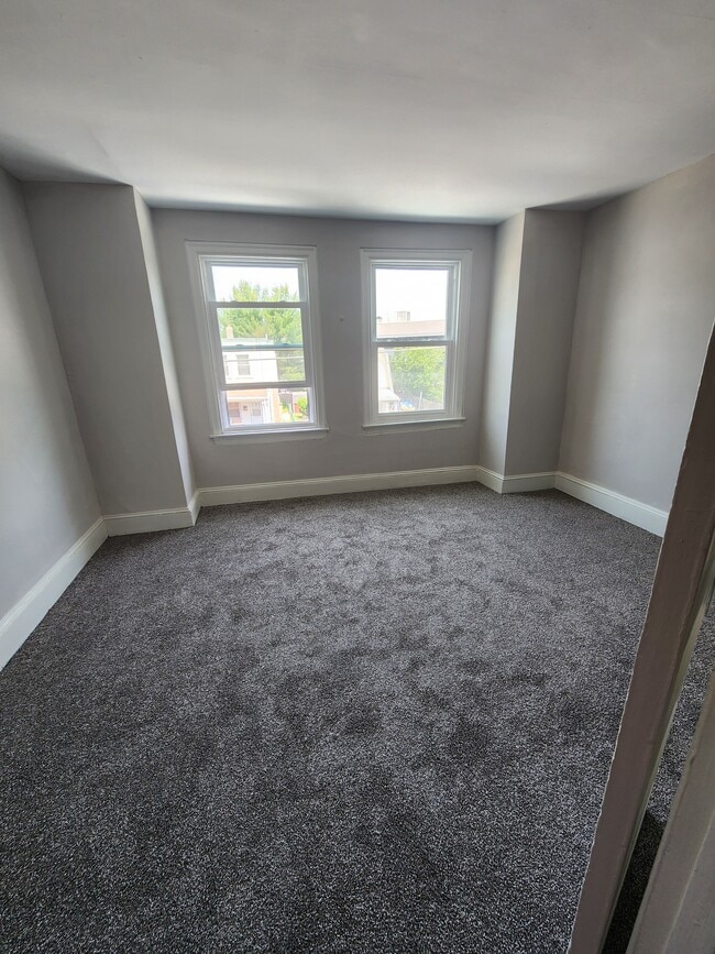 Building Photo - 316 Woodbine Ave