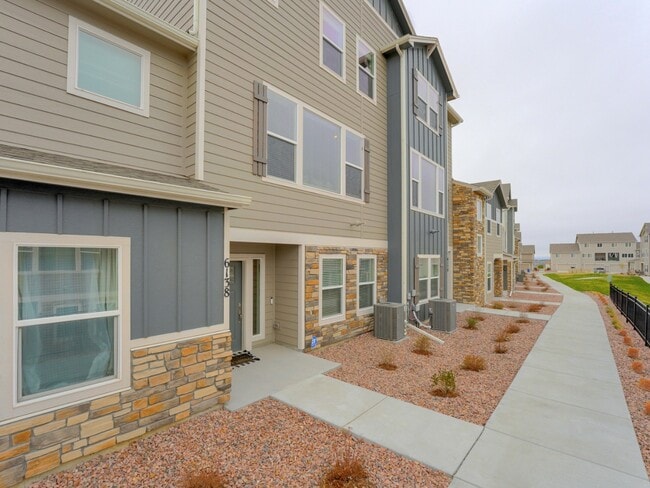 Building Photo - Expansive 3-story home!