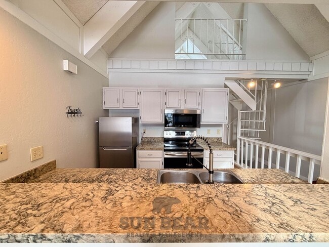 Building Photo - 1 Bedroom plus Loft - 2 blocks from Incline Beach!