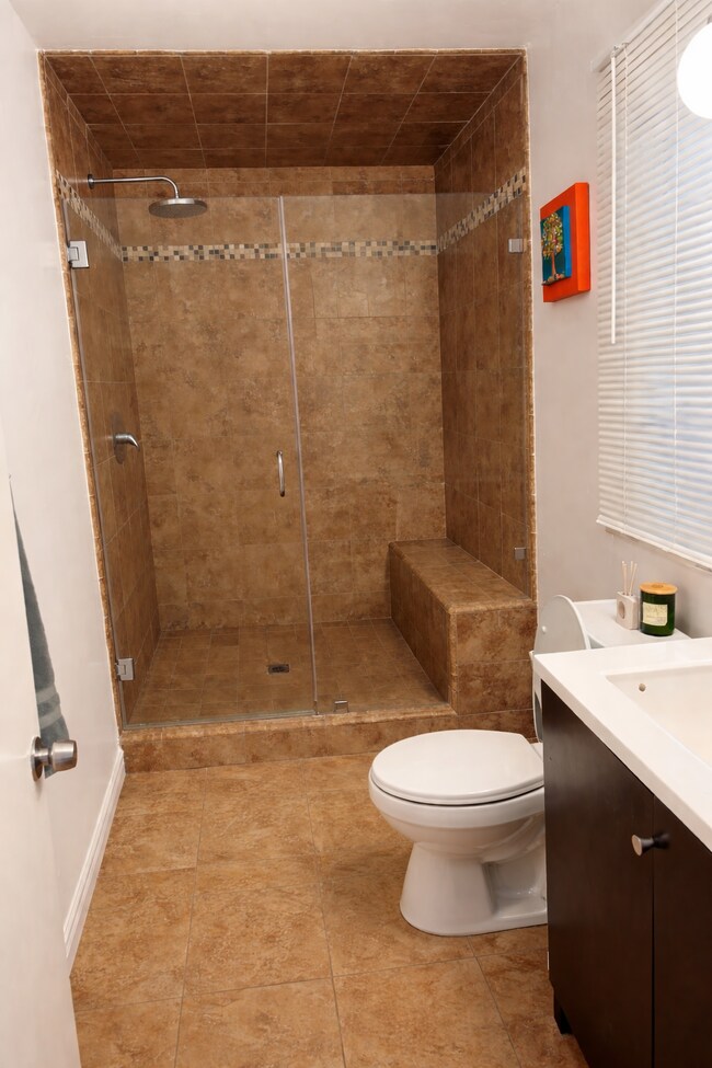 Foto del edificio - 7055 Comanche Ave