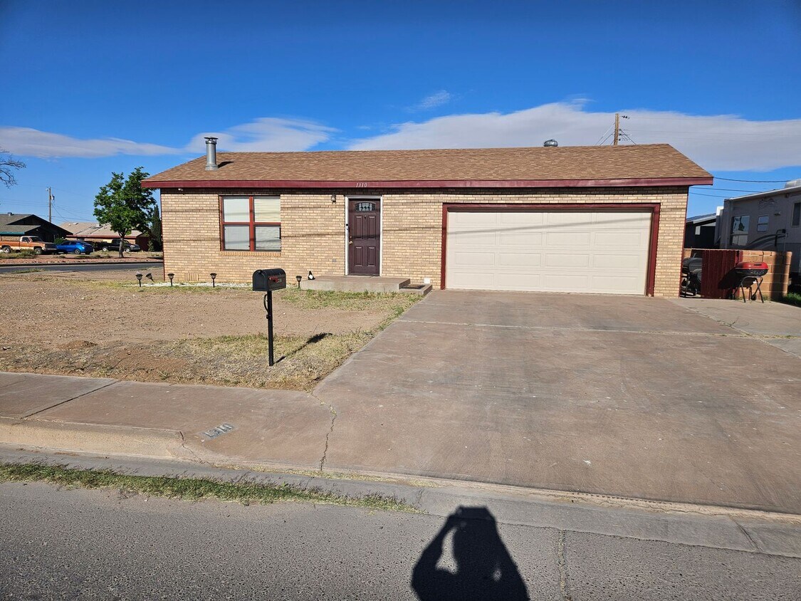 Foto principal - 3 Bedroom/2 Bath Home with a 2-Car Garage