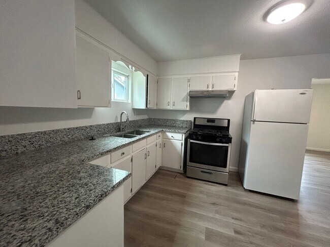 Building Photo - Charming 4 Bed, 3 Bath Home + Bonus 1 Bed/...