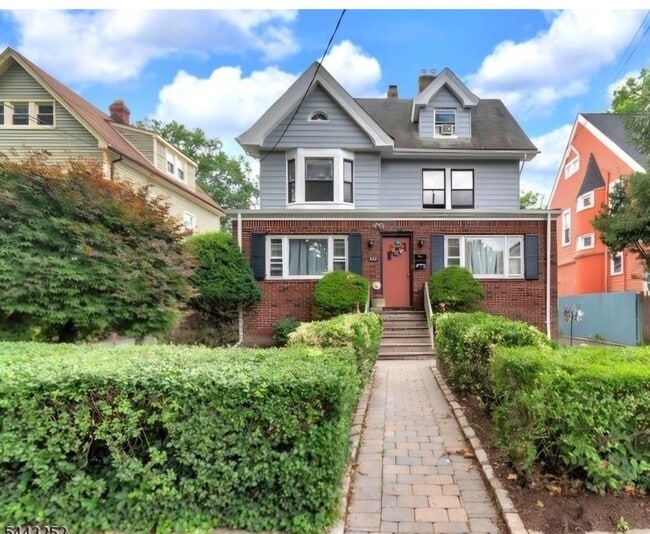 Building Photo - 558 Argyle Ave