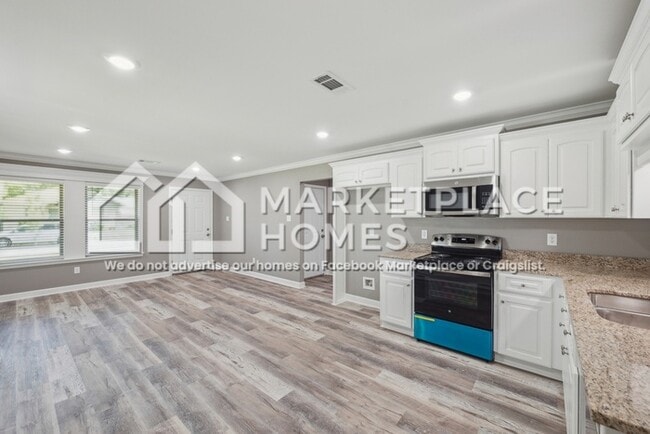 Building Photo - 1402 W 11th St