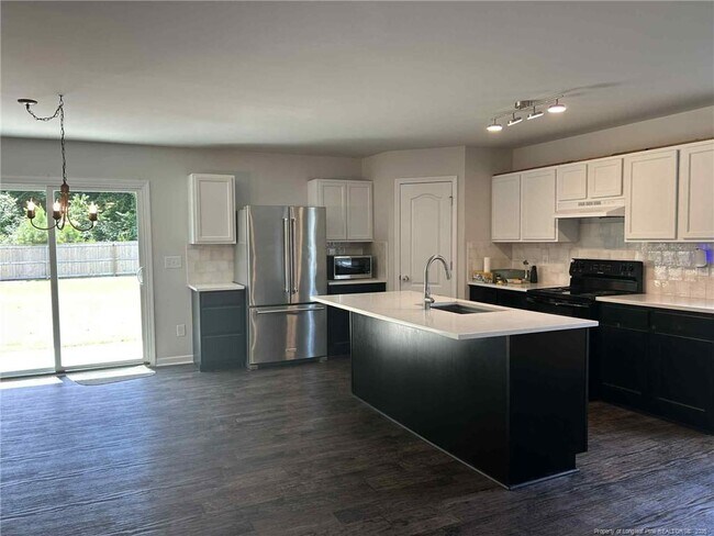 Foto del edificio - 6004 Lowgrass Rd