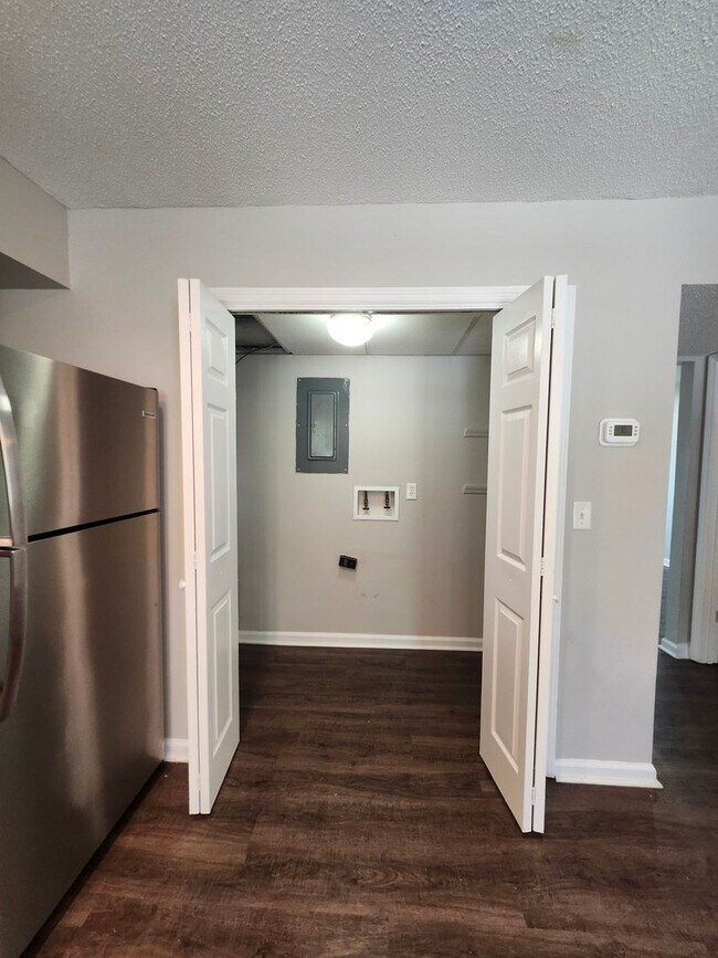 Building Photo - 6221 Bonny Oaks Dr