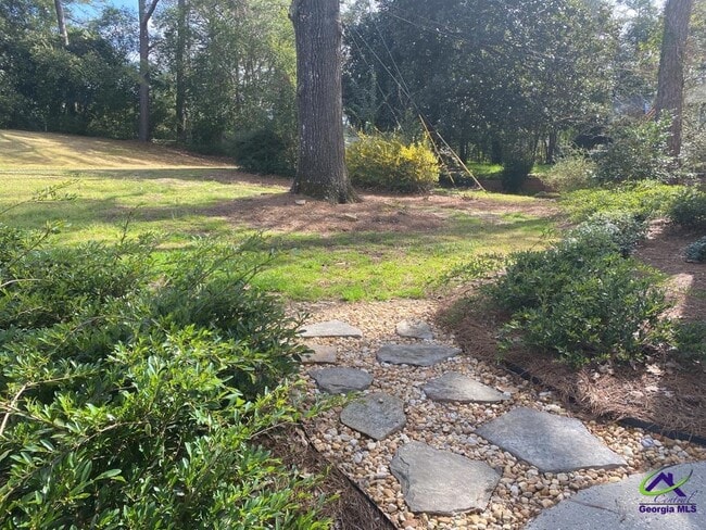 Building Photo - 2740 Northwoods Dr S