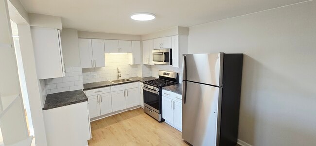 Building Photo - 11011-11013 S Lloyd Dr