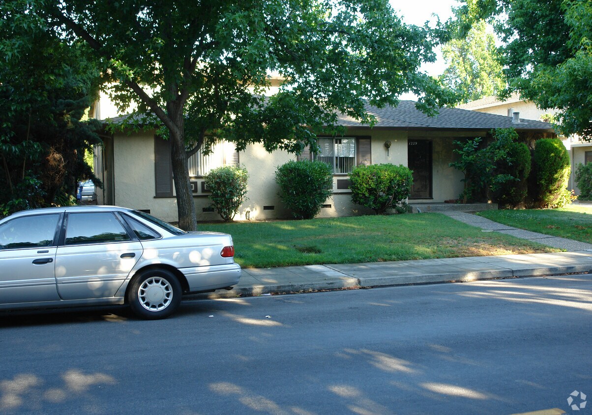 Primary Photo - 1229 Henderson Ave