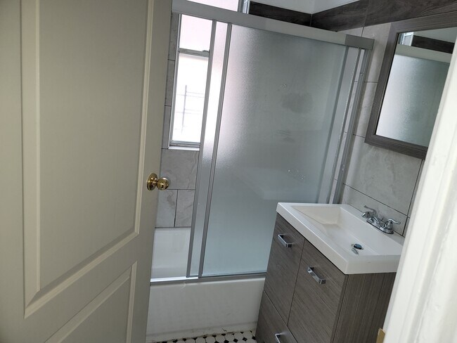 Building Photo - 572 Bristol St