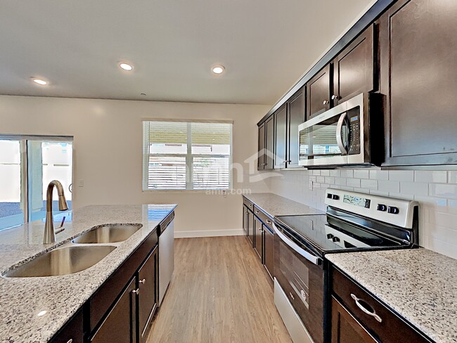 Foto del edificio - 5938 W Columbine Dr