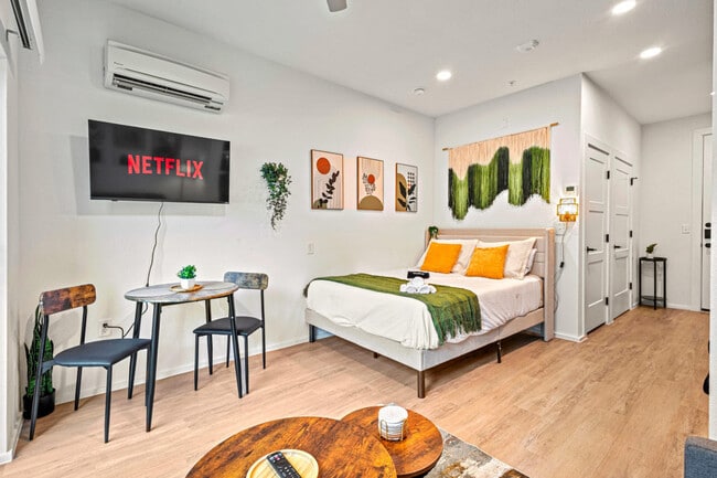 Building Photo - 596 W 9th St