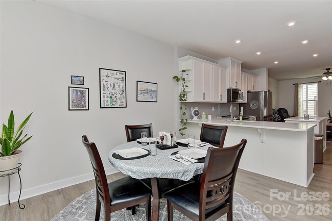 Foto del edificio - 421 Spearfield Ln