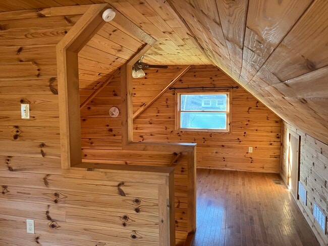 Vista del lado más pequeño del piso superior. - 4454 Floyd Dr