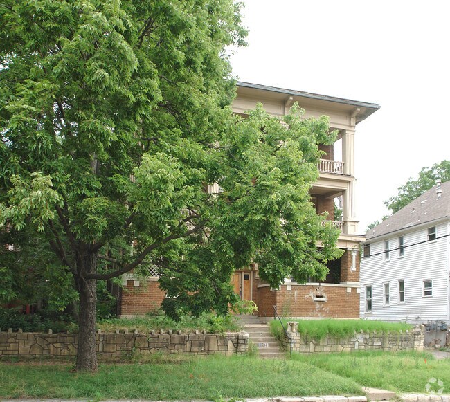 Building Photo - 630 SW Taylor St