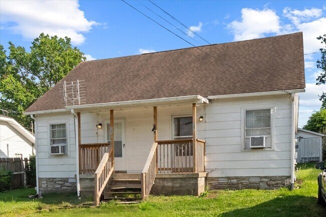 Building Photo - 527 Maple St