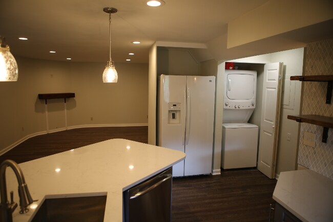 Building Photo - 611 Somerset Dr