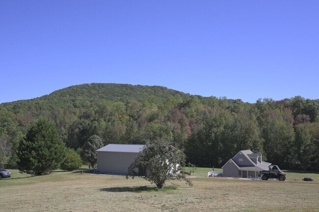 Foto del edificio - 3-bed, 2-bath house on 1.2 acres with stunning views of the mountains