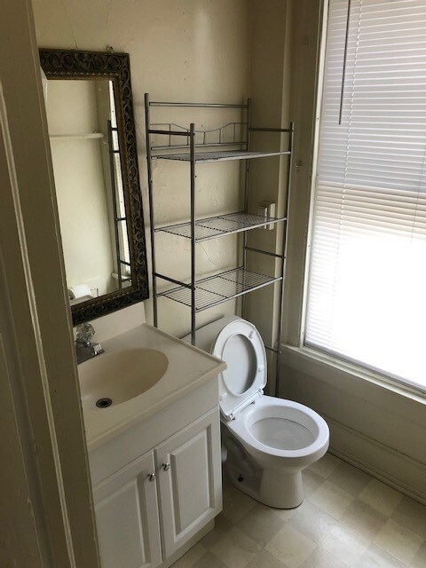 bathroom - 5 Murray St