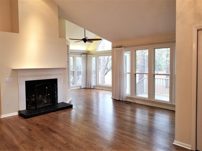 Building Photo - 303 Hampton Dr