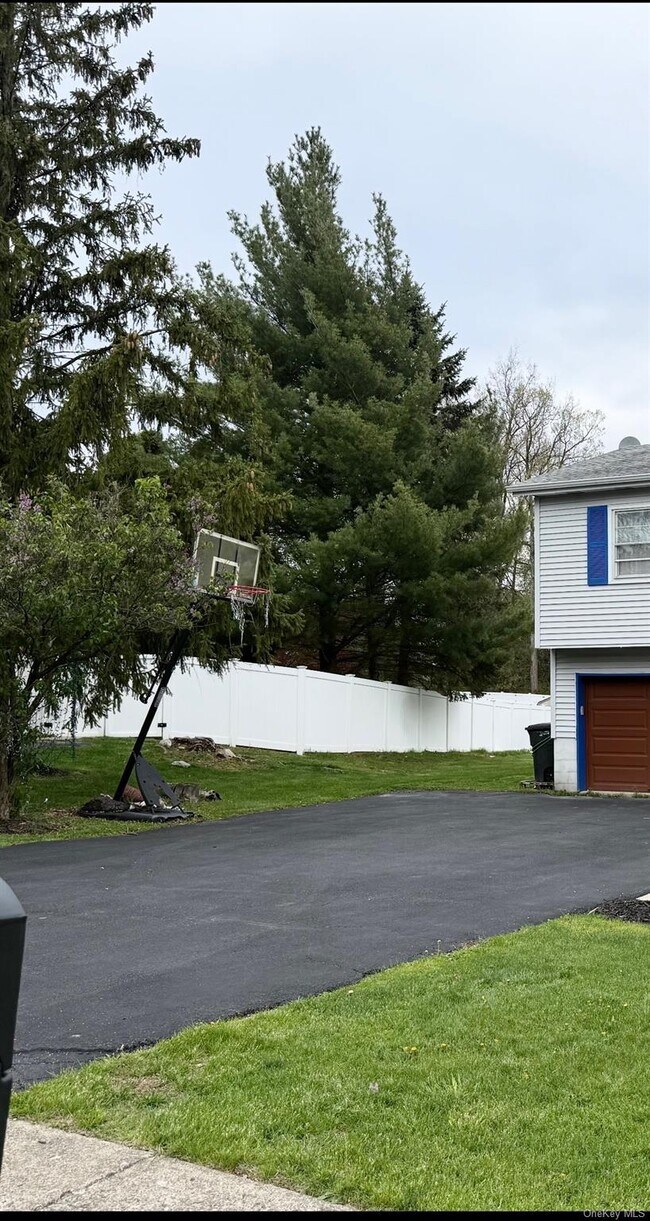 Foto del edificio - 10 Candlewood Rd