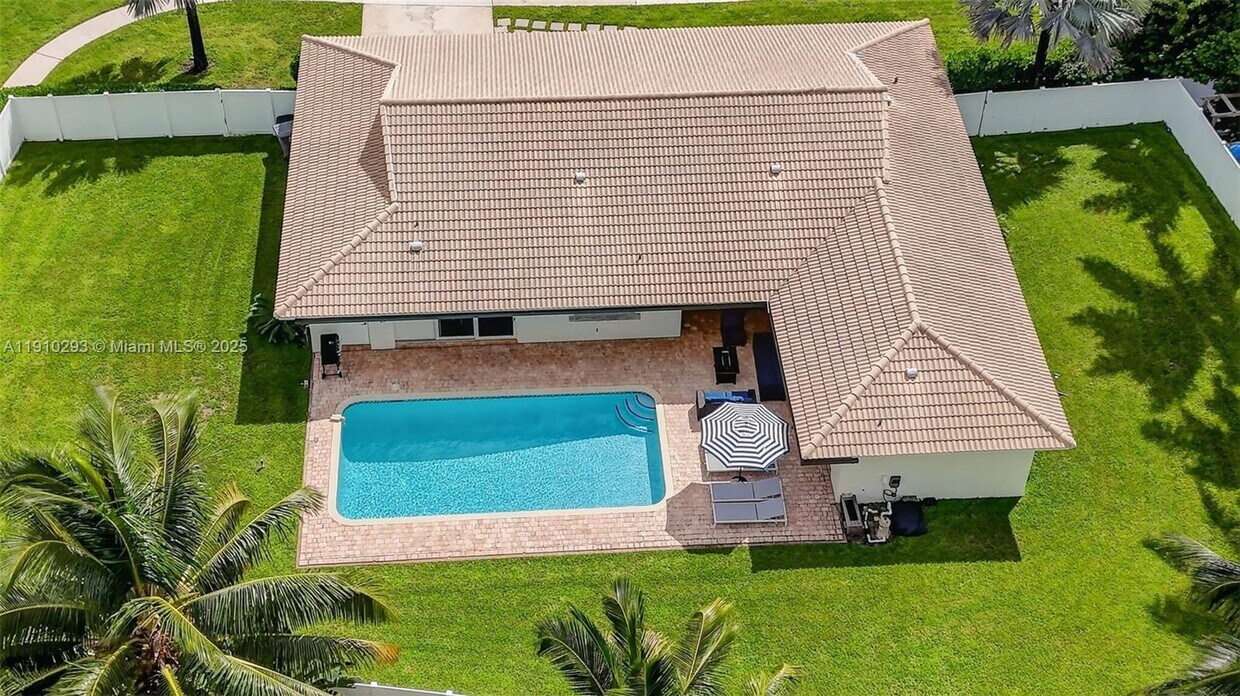 Foto principal - 5660 Golfway Dr