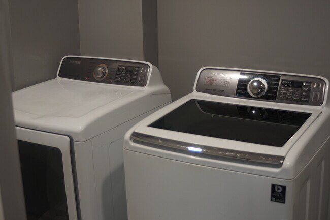 Foto del edificio - 628 S Logan Blvd