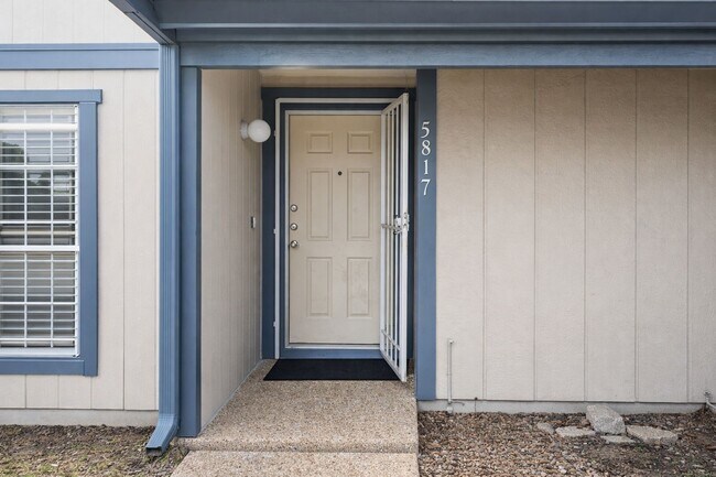 Foto del edificio - 5817 W Tidwell Rd