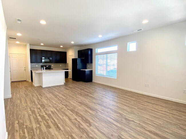 Foto del edificio - Beautifully built townhome in Banning Lewis Ranch ready Now!!