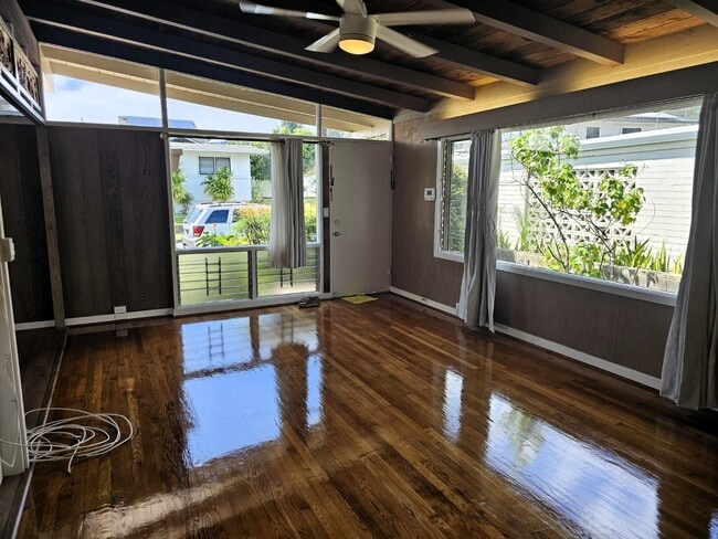 Foto del edificio - 4 bed, 2.5 bath single family house, Liliha neighborhood.