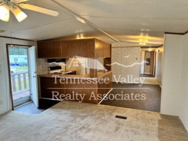 Foto del edificio - MOVE IN READY! NEW FLOORS! Charming 2 Bed,...