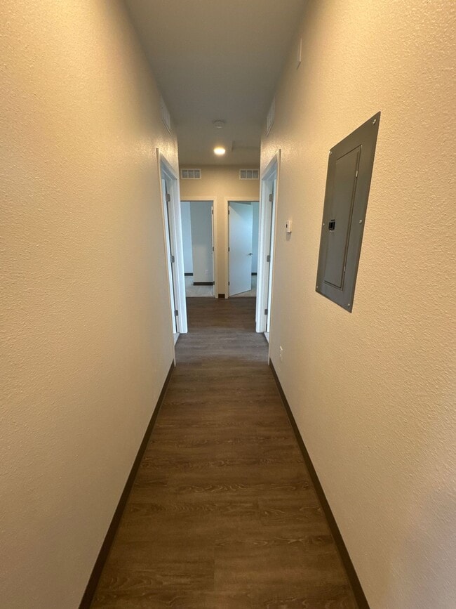 Building Photo - Upper level Unit-Private Entrance with a Townhome Feel