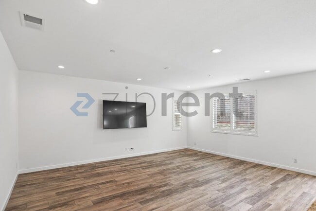 Building Photo - 1280 Hernandez Wy