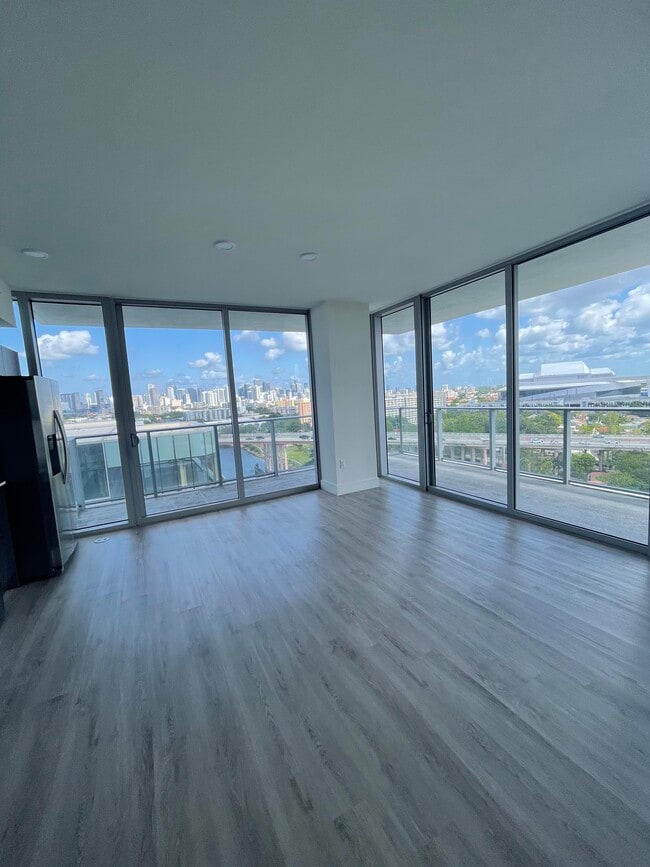 Foto del edificio - 1400 NW N River Dr