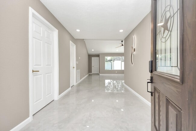 Building Photo - 16114 Forest Bend Ave
