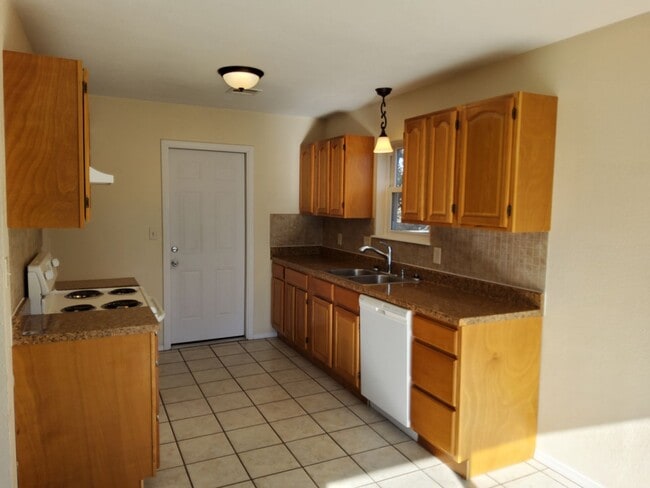 Building Photo - Enjoy living in Mustang!