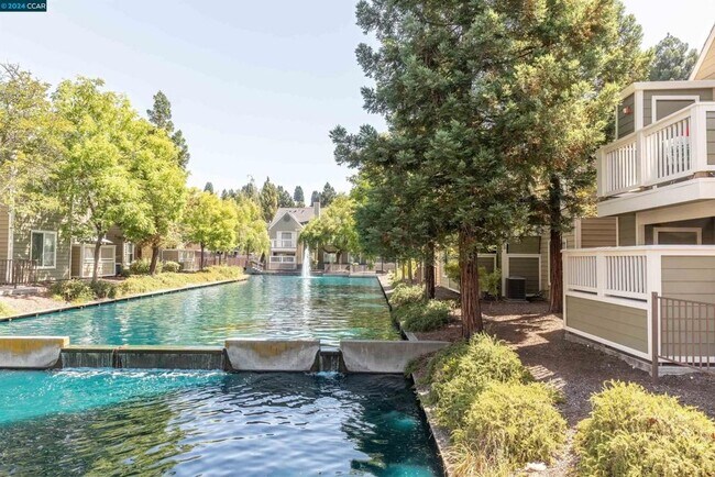 Building Photo - 225 Reflections Dr