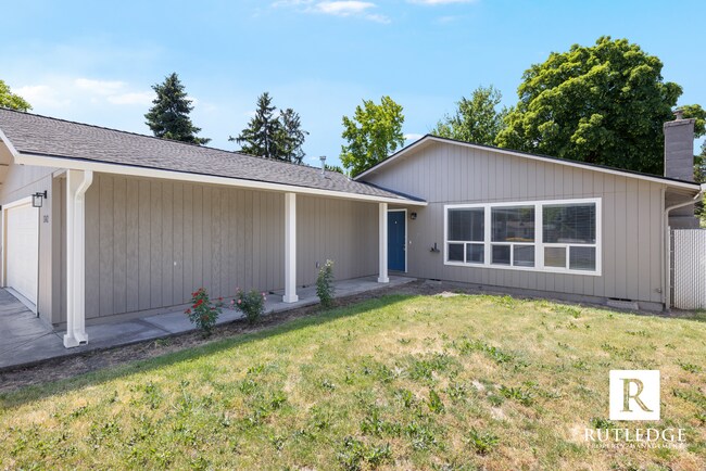 Foto del edificio - 4 Bedrooms - 2 1/2 Baths - South Medford Living