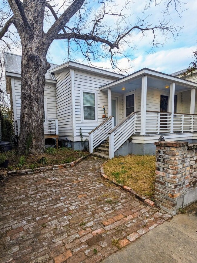 Building Photo - Beautiful Bungalow Right Off Meeting