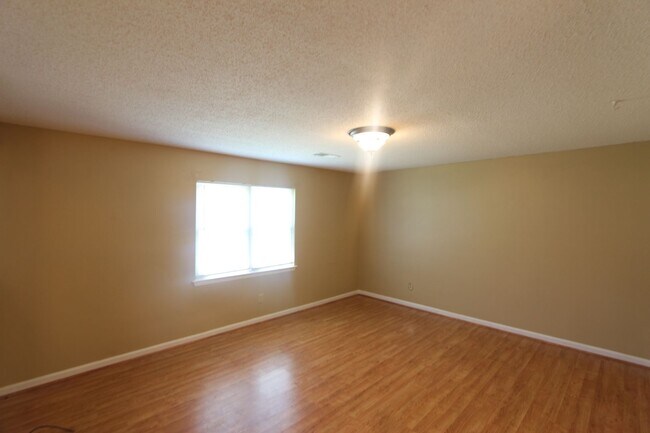 Foto del edificio - New On The Market with Fresh Updates!! Better Hurry!!