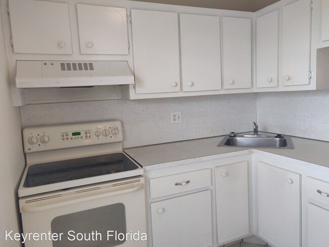 Building Photo - 1 br, 1 bath House - 6021 NW 61st Ave #308
