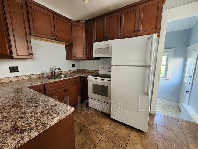 Building Photo - 1119 Maplewood Dr NE