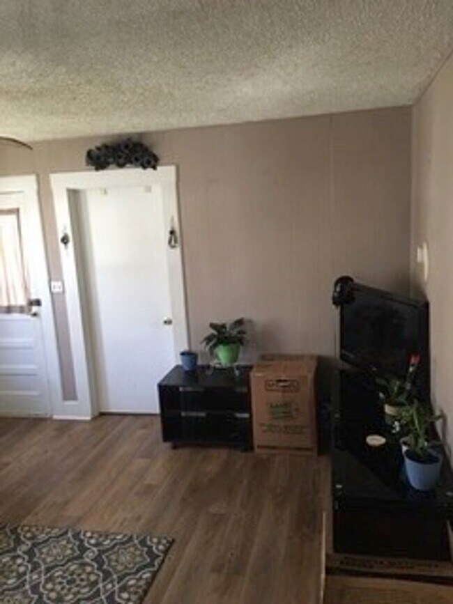 Building Photo - Cute 2BR, 1 Ba home on a large corner lot