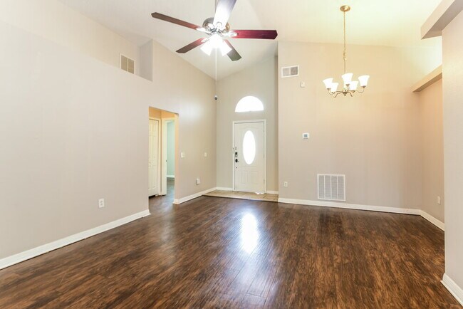 Building Photo - 1129 Pinedale Dr