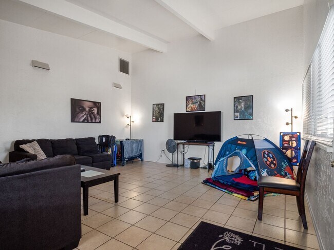 Building Photo - 2bed 1bath attached home, large back yard,...