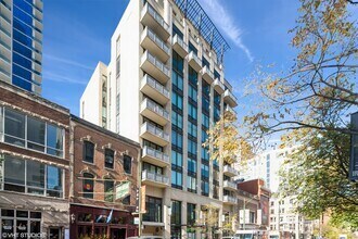 Building Photo - 744 N Clark St