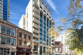 Building Photo - 744 N Clark St
