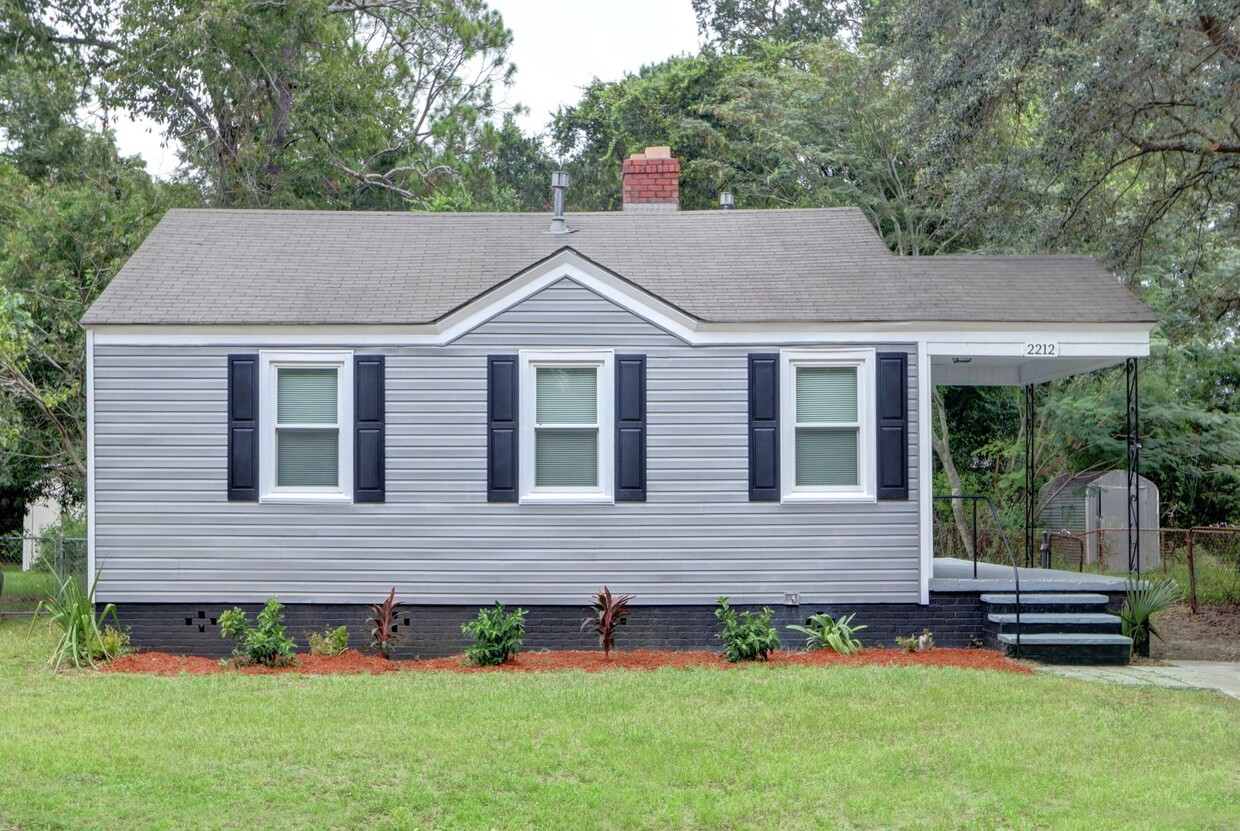 Foto principal - Large East Savannah 2BR/1BA Home For Rent