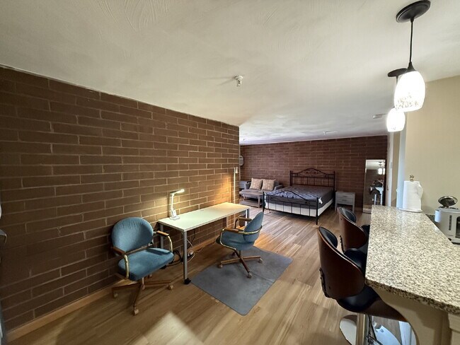 Foto del edificio - Modern & furnished studio unit available NOW!