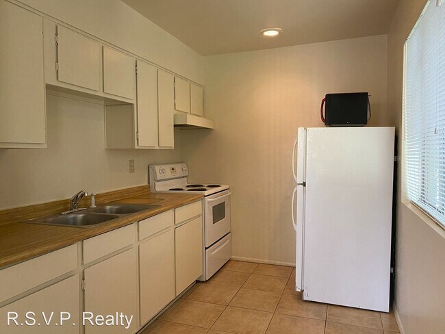 Building Photo - 2 br, 1 bath House - 511 W. 12th St